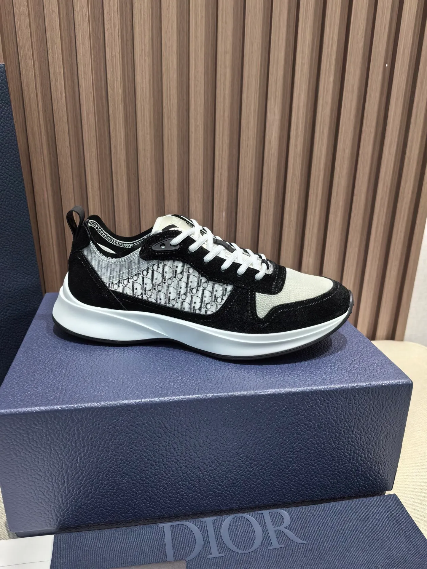 Factory price: 440💰 🔍Top purchasing agent🇮🇹 Dior's super-popular sports shoes, popular for street men, are synchronized with the new product counters. The uppers are made of Italian original imported cowhide and matched with D's customized fabrics. It is a must-have for fashionistas. The complex craftsmanship is perfectly reproduced. Imported soft cowhide foot pads, soles: original soles specially provided by the original factory, exclusive movable molded soles are super comfortable, original factory follow-up goods, 🔍🔍high quality, you can enter and exit the counter at will, welcome to compare, code number 38-45 (46 can be customized and cannot be returned or exchanged)